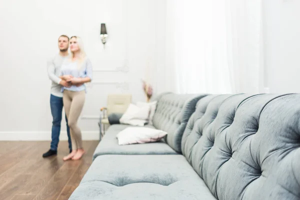 Bella giovane coppia in un soggiorno con un interno moderno . — Foto Stock