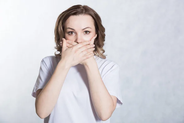 Sorpresa bella giovane donna copre la bocca in stato di shock . — Foto Stock