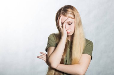 Stres sahip genç bir kadının portresi, iş sorunları.