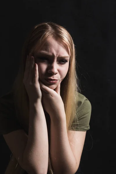 Smutna młoda kobieta będzie płakać w czarnym tle — Zdjęcie stockowe