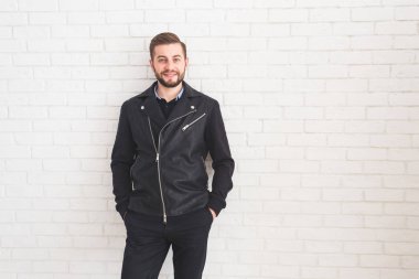 Beyaz arka plan üzerinde siyah ceketli genç şık adamı.