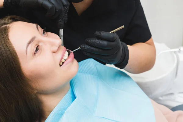 Clínica dental. Recepción, examen del paciente. Cuidado de los dientes. Trabajo del estomatólogo con el paciente — Foto de Stock