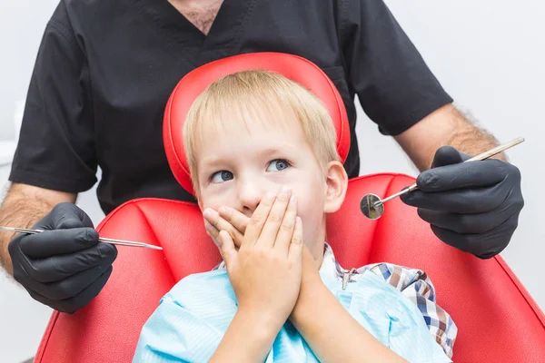 Diş Kliniği. Resepsiyon, hastanın incelenmesi. Diş Bakımı — Stok fotoğraf