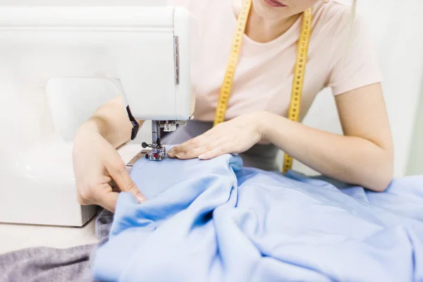 Oficina de costura. Stress no trabalho. Jovem mulher trabalhando com máquina de costura . — Fotografia de Stock