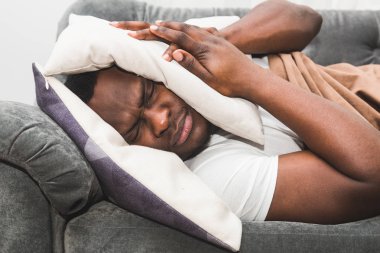 Erken işitme çalar saat sonra uyanmak uykulu adam sinyal ve kalkmak istemiyor.