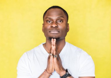 Yakışıklı Afrikalı Amerikalı adam dua jest birlikte avuç içi basmak. Wellness için dua.