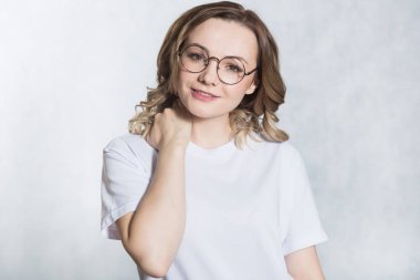 Çekici genç kadın boyun el tutar, kas yorgunluk rahatlatmak için çalışır.