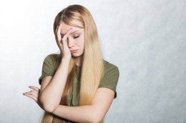 Stres sahip genç bir kadının portresi, iş sorunları.