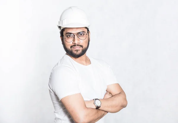 Giovane ingegnere costruttore con occhiali e casco protettivo bianco . — Foto Stock