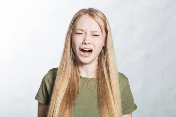 Портрет злой кричащей молодой женщины на сером фоне . — стоковое фото