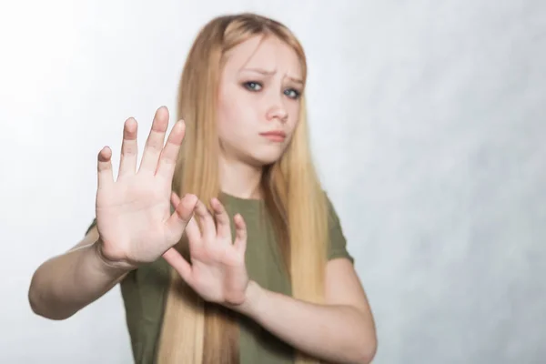 Giovane donna triste alzare i palmi delle mani in nessun gesto o fermarsi, volendo rifiutare offerta . — Foto Stock