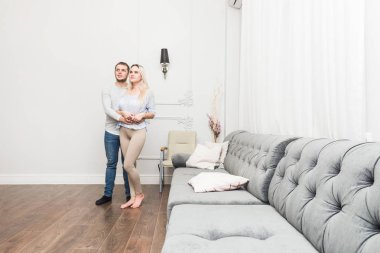 Modern bir iç mekan ile bir oturma odasında güzel genç çift.