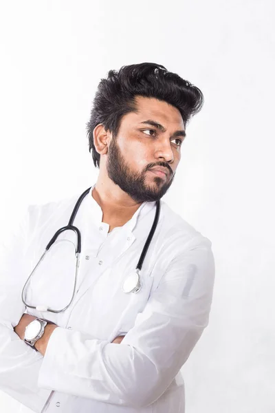 Un guapo médico joven con una bata blanca y un estetoscopio. Concepto de salud . —  Fotos de Stock