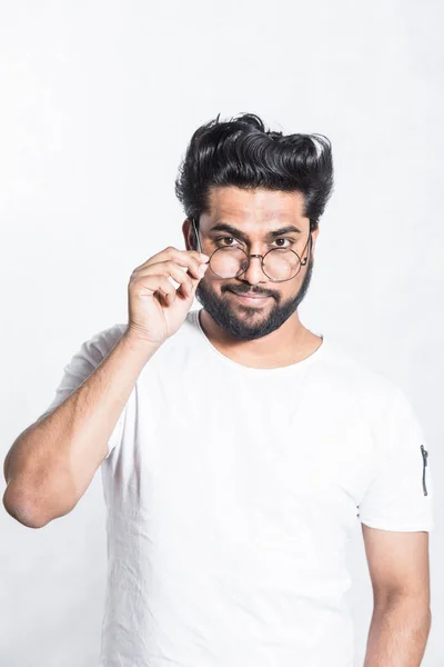 Portrait d'un beau jeune homme élégant avec barbe et lunettes . — Photo