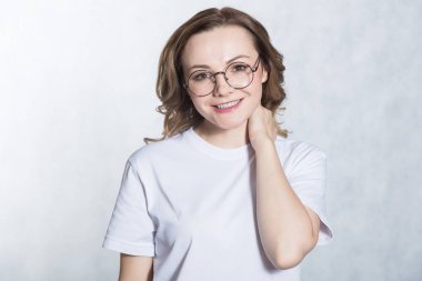 Çekici genç kadın boyun el tutar, kas yorgunluk rahatlatmak için çalışır.