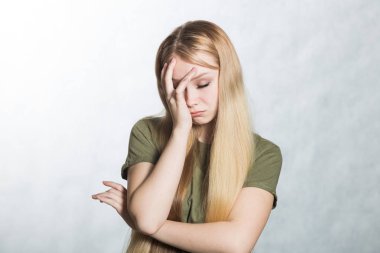 Stres sahip genç bir kadının portresi, iş sorunları.