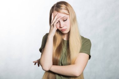 Stres sahip genç bir kadının portresi, iş sorunları.