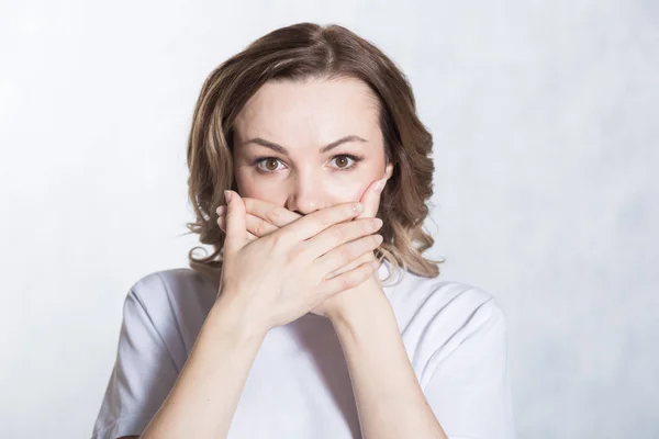 Sorpresa bella giovane donna copre la bocca in stato di shock . — Foto Stock