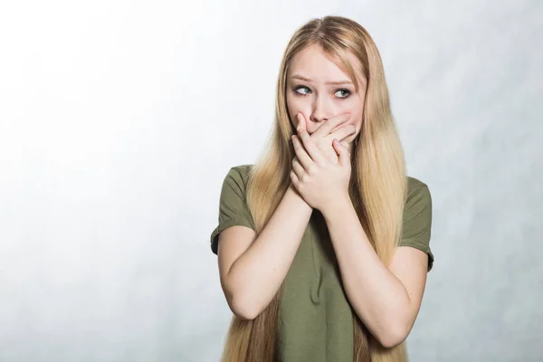 Mujer joven sorprendida cubre la boca en shock . —  Fotos de Stock