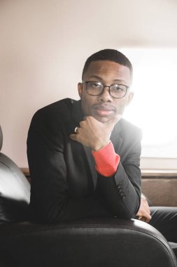 Başarılı genç Afro Amerikalı siyah işadamı onun özel jet koltuğunda oturan