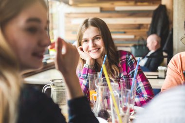 Kafede genç ve çekici insanlarla tanış. Arkadaşlar sohbet eder, eğlenir, kokteyl içer ve yemek yer.