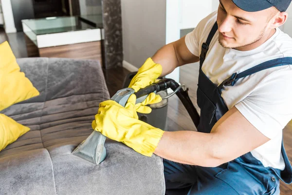 Serviço de limpeza com equipamento profissional durante o trabalho. limpeza kitchenette profissional, sofá limpeza a seco, janela e lavagem de piso. homem e mulher de uniforme, macacão e luvas de borracha — Fotografia de Stock