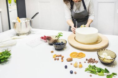 Şekerleme spatulası ile bisküvi pastası üzerine beyaz krema. Ev yapımı hamur işi, kek pişirme....