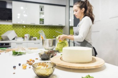 Şekerleme spatulası ile bisküvi pastası üzerine beyaz krema. Ev yapımı hamur işi, kek pişirme....