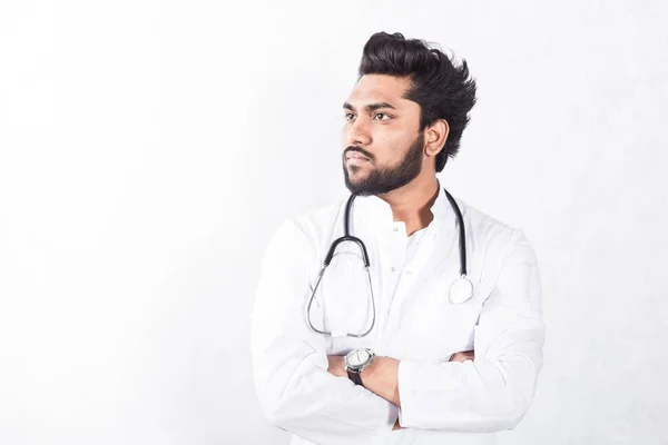 Bonito jovem médico em um casaco branco com um estetoscópio. Conceito de saúde . — Fotografia de Stock