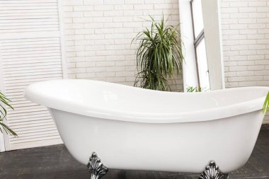 Parlak bir banyoda güzel beyaz banyo