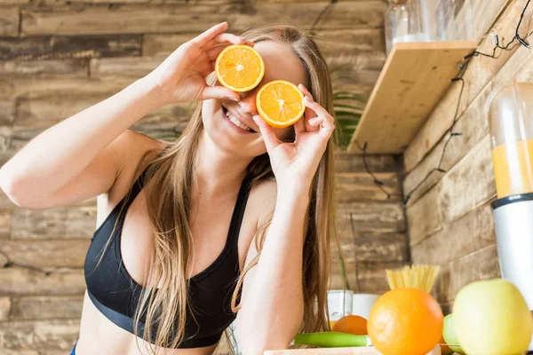 Vonzó lány sportruházat is szórakozik, amivel felét narancs a szemét. Az egészséges táplálkozás, fitnessz és szépség előnyei — Stock Fotó