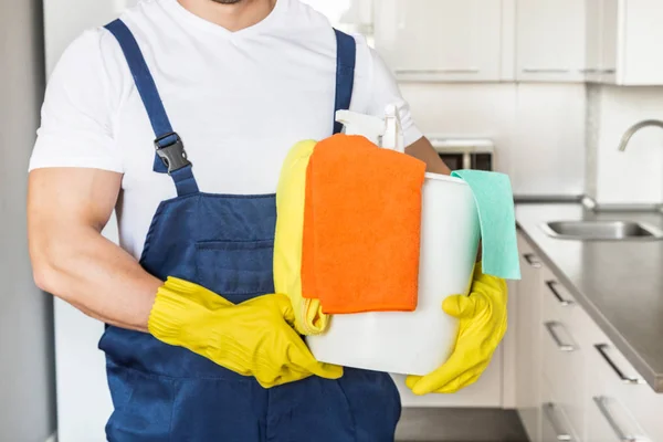 Schoonmaakservice met professionele apparatuur tijdens het werk. professionele kitchenette schoonmaak, sofa stomerij, raam en vloer wassen. mannen en vrouwen in uniform, overall en rubberen handschoenen — Stockfoto