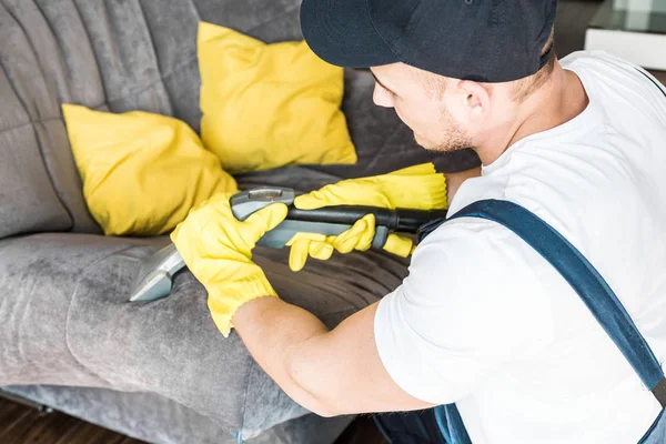 Servizio di pulizia con attrezzature professionali durante il lavoro. pulizia professionale angolo cottura, divano lavaggio a secco, finestra e pavimento. uomo e donna in uniforme, tuta e guanti di gomma — Foto Stock