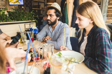Kafede genç ve çekici insanlarla tanış. Arkadaşlar sohbet eder, eğlenir, kokteyl içer ve yemek yer.