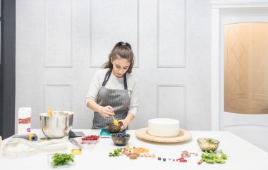 Şekerlemeci bir çikolatalı bisküvi kek dekorasyon krem hazırlar. Ev yapımı pasta kavramı, pişirme kek.