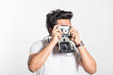 Bir Vintage kamera üzerinde sakal alan bir yakışıklı genç şık adam portre.