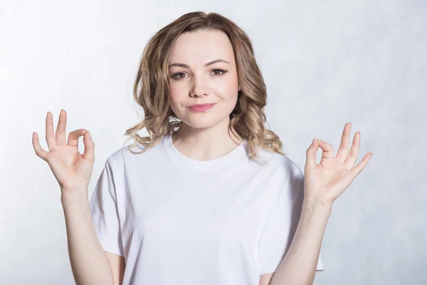 Knappe jonge vrouw toont OK teken. Body Language concept. — Stockfoto