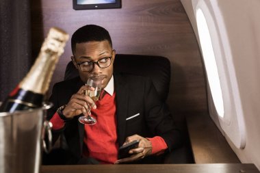 Başarılı genç Afro Amerikalı siyah işadamı onun özel jet koltuğunda oturan