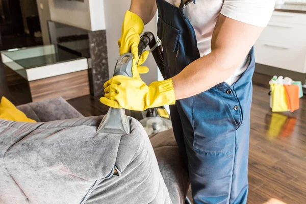 İş sırasında profesyonel ekipmanlarla temizlik hizmeti. Profesyonel mutfak temizliği, kanepe kuru temizleme, pencere ve yer silme. Erkek ve kadın üniformalı, tulumlu ve lastik eldivenli.