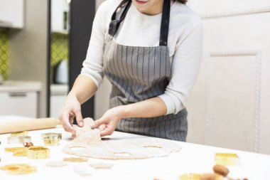 Genç ve güzel bir kadın mutfakta hamur hazırlar, zencefilli ekmek ve kurabiye pişirir. Hamurun üzerinde yıldız şekli yapıyor. Mutlu Noeller ve mutlu yıllar..