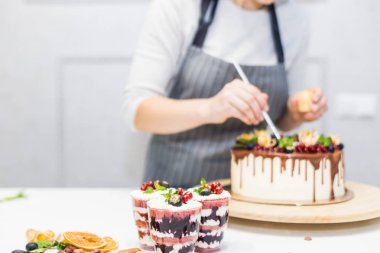 Bitmiş tatlının dekorasyonu. Pasta şefi sarı tozu ile şekerleme Sprinkles. Ev yapımı pasta kavramı, yemek pastaları.