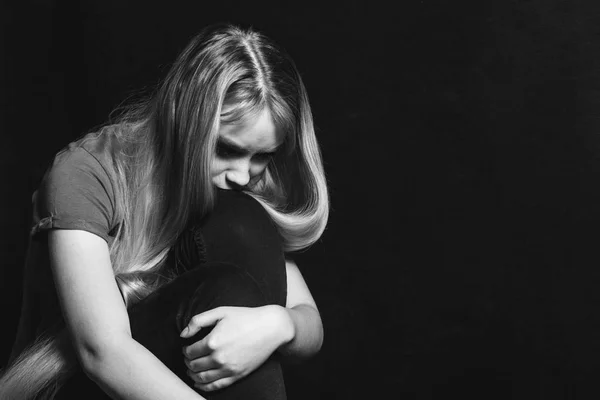 Triste jeune femme va pleurer dans un fond noir — Photo