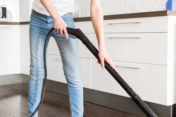 Servicio profesional de limpieza del hogar. Mujer lava el suelo con una fregona de vapor — Foto de Stock