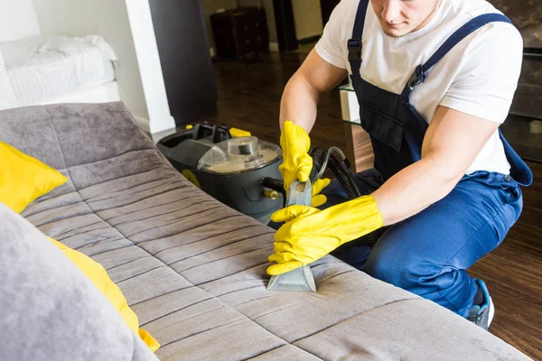 Reinigungsservice mit professionellem Gerät während der Arbeit. Professionelle Küchenreinigung, Sofa-Trockenreinigung, Fenster- und Fußbodenwäsche. Männer und Frauen in Uniform, Overalls und Gummihandschuhen — Stockfoto