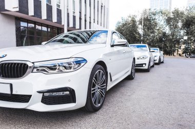 Ufa, Rusya Federasyonu - 10 Şubat 2017: düğün törenleri arabanın başında beyaz Mercedes Benz