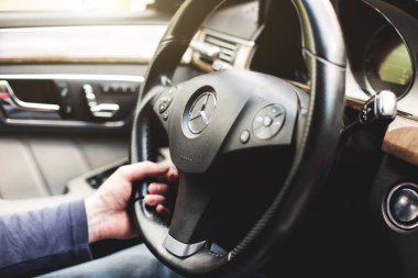 Ufa, Rusya, 11 Mayıs 2018: Yakın çekim sürücüler mercedes-benz otomobilin direksiyonuna tutundu