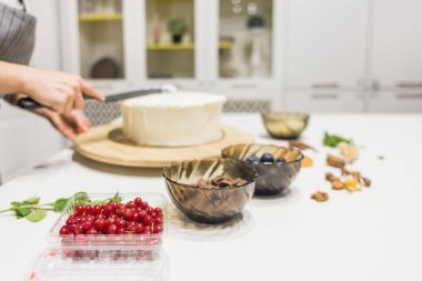 Şekerleme spatulası ile bisküvi pastası üzerine beyaz krema. Ev yapımı hamur işi, kek pişirme....