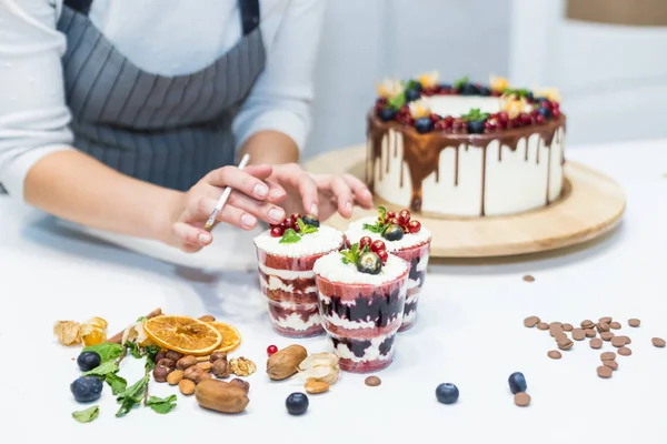 Dekorasi pencuci mulut selesai. Koki pastri taburkan manisan dengan bubuk kuning. Konsep kue buatan sendiri, memasak kue . — Stok Foto