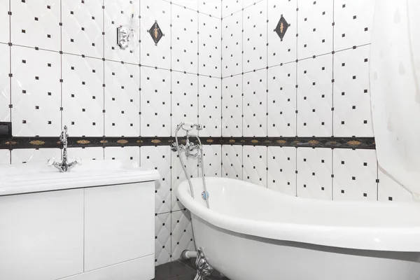 Interior del baño en estilo art deco. Baño clásico y lavabo en combinación con hermosas baldosas de cerámica —  Fotos de Stock