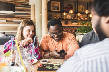 Kafede genç ve çekici insanlarla tanış. Arkadaşlar sohbet eder, eğlenir, kokteyl içer ve yemek yer.